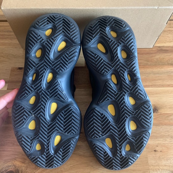Yeezy 700 V3 - Picture 5 of 5